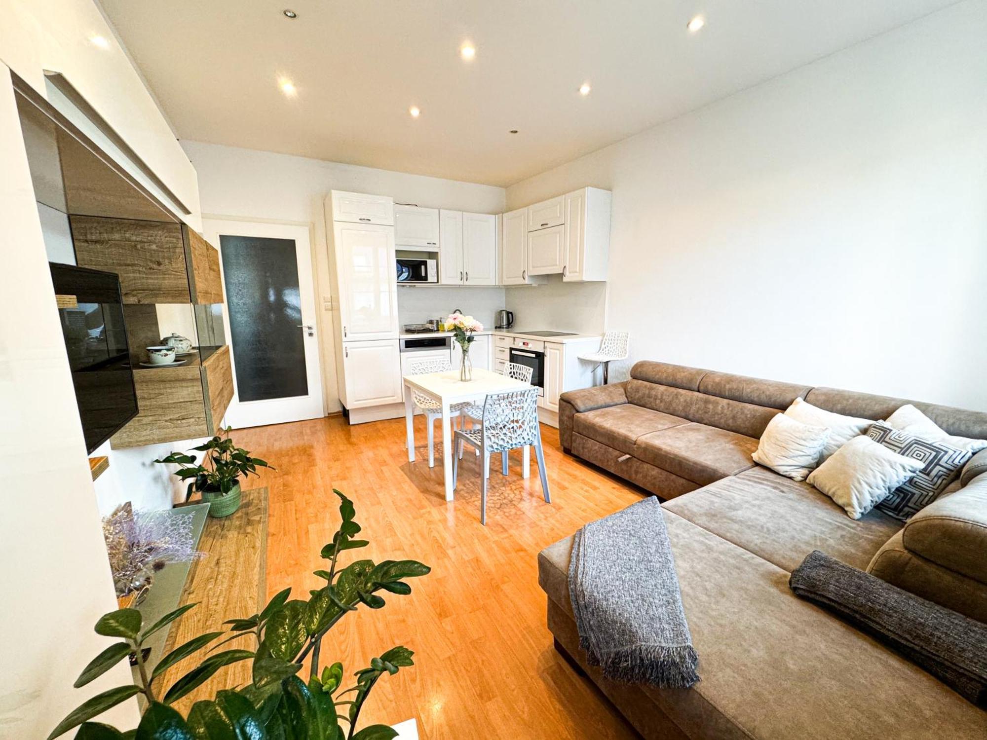 Gorgeous City Center Apartment In Bratislava With Free Parking Buitenkant foto